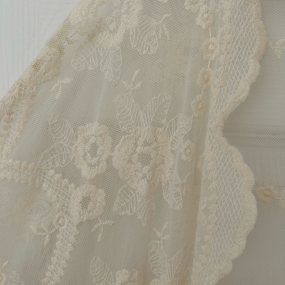 Ivory lace cover up - Picture 2 of 4